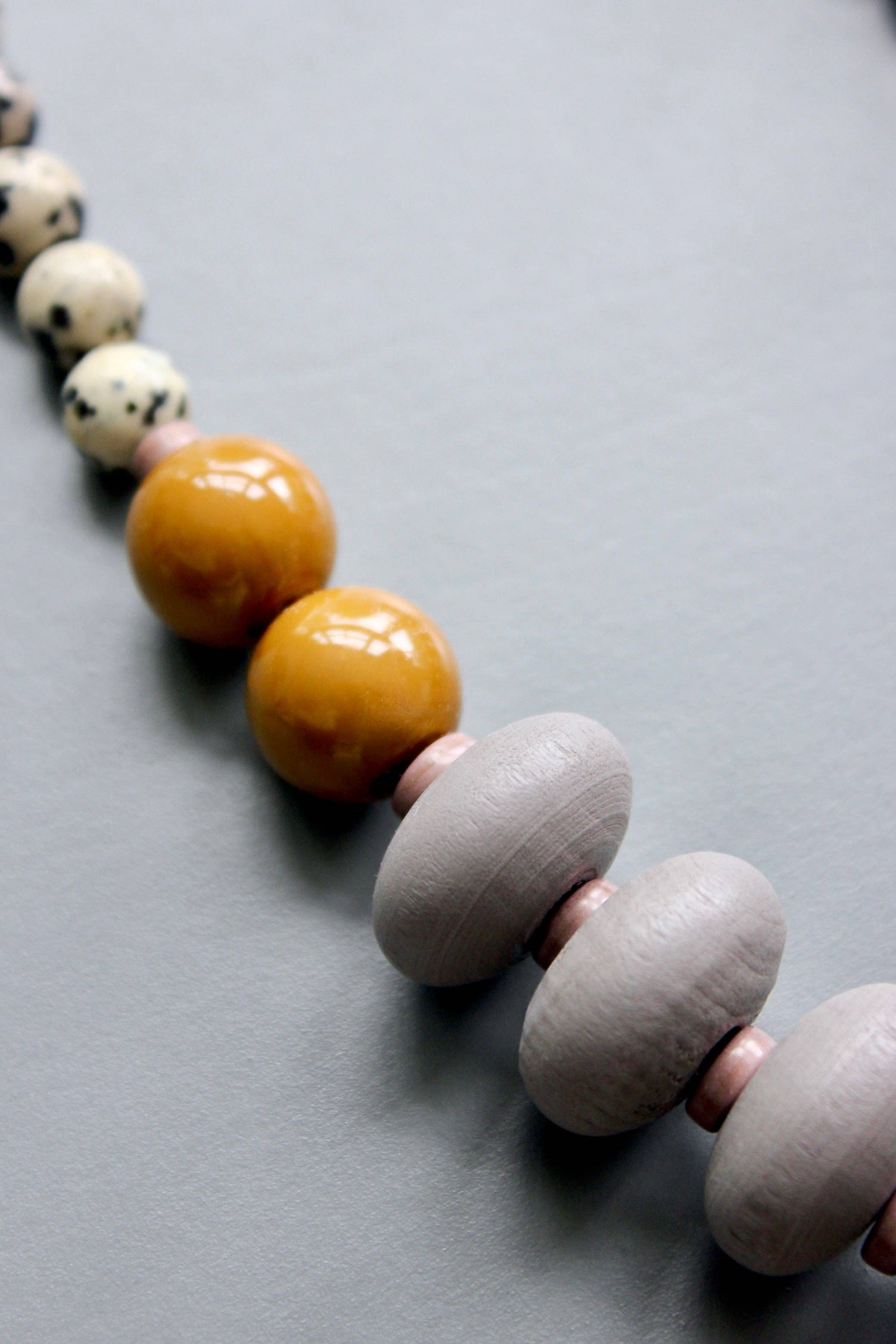 HYL3020 Wood and dalmatian jasper necklace