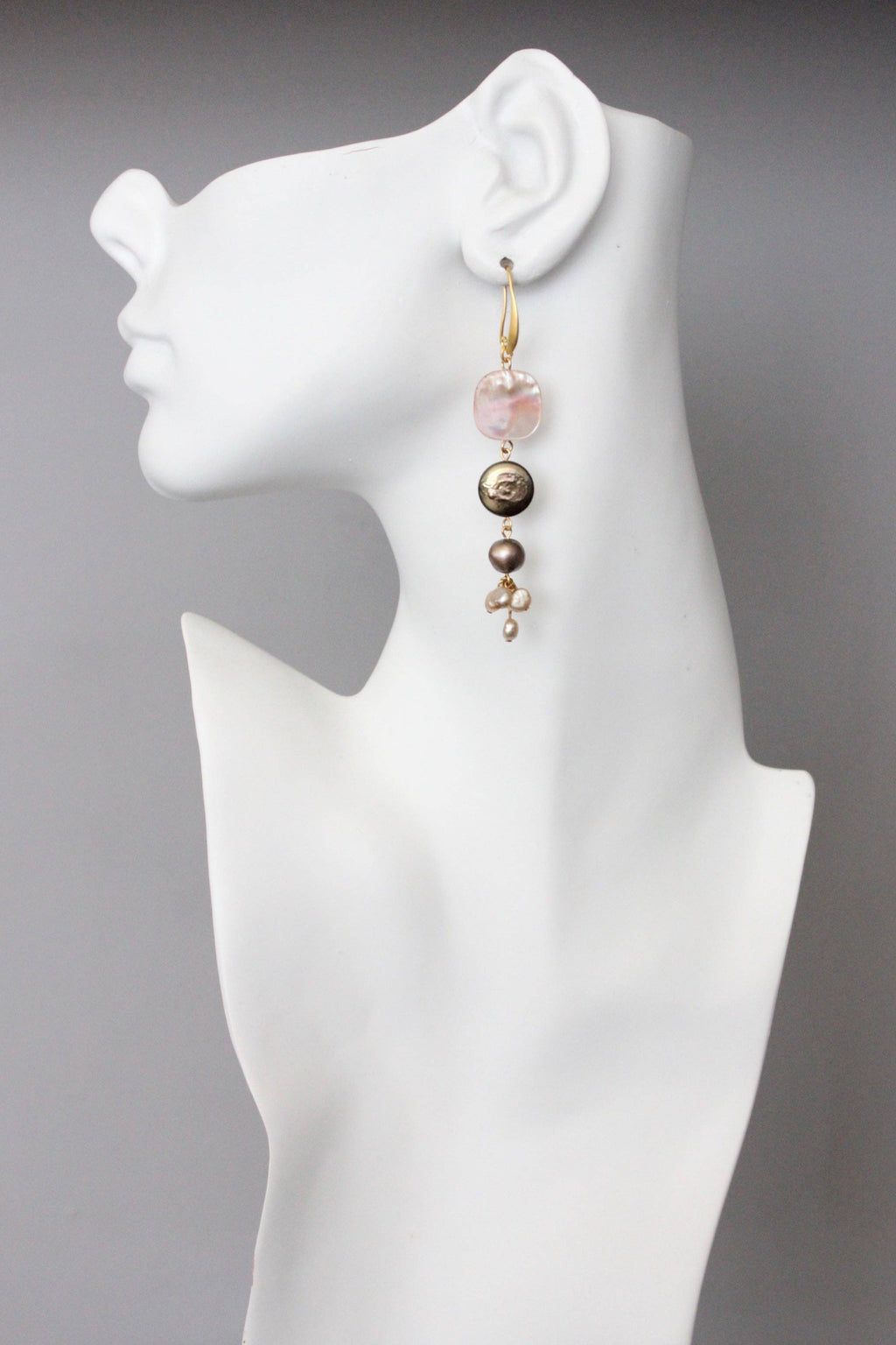 ATHE31 Pearl cluster earrings