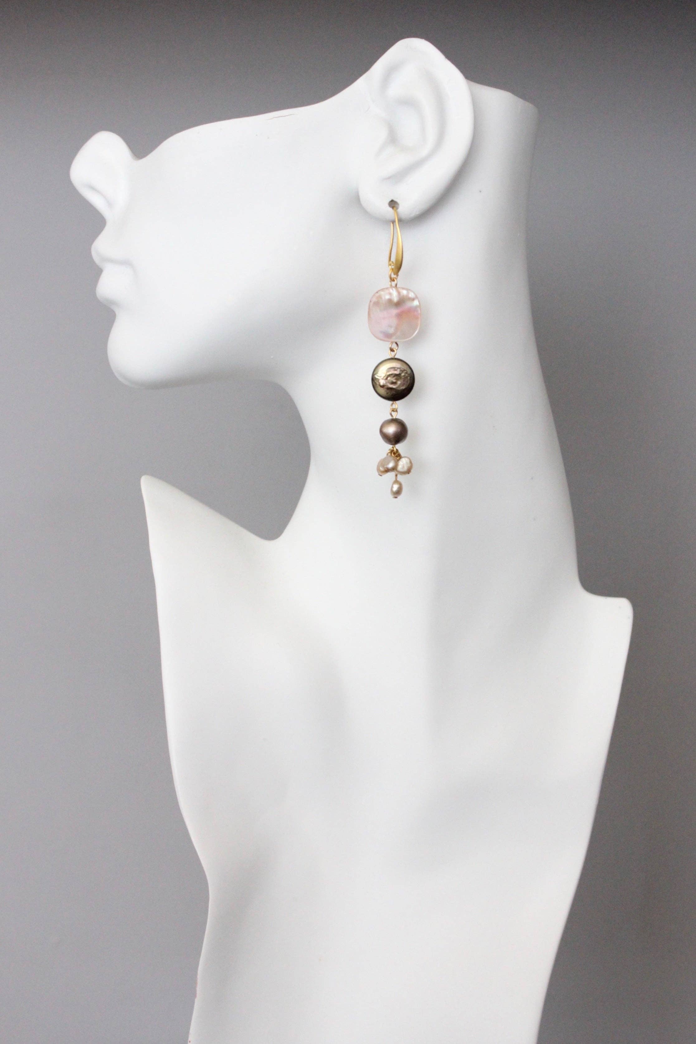 ATHE31 Pearl cluster earrings