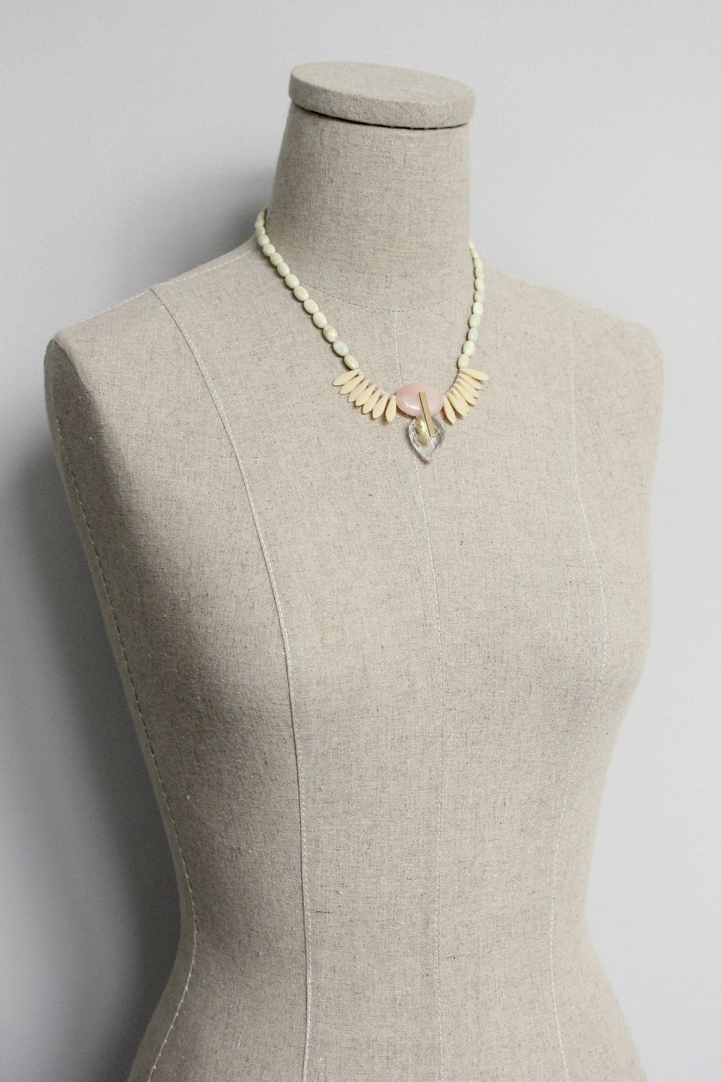 ISL116 Serpentine, peach jade, and glass Artdeco necklace