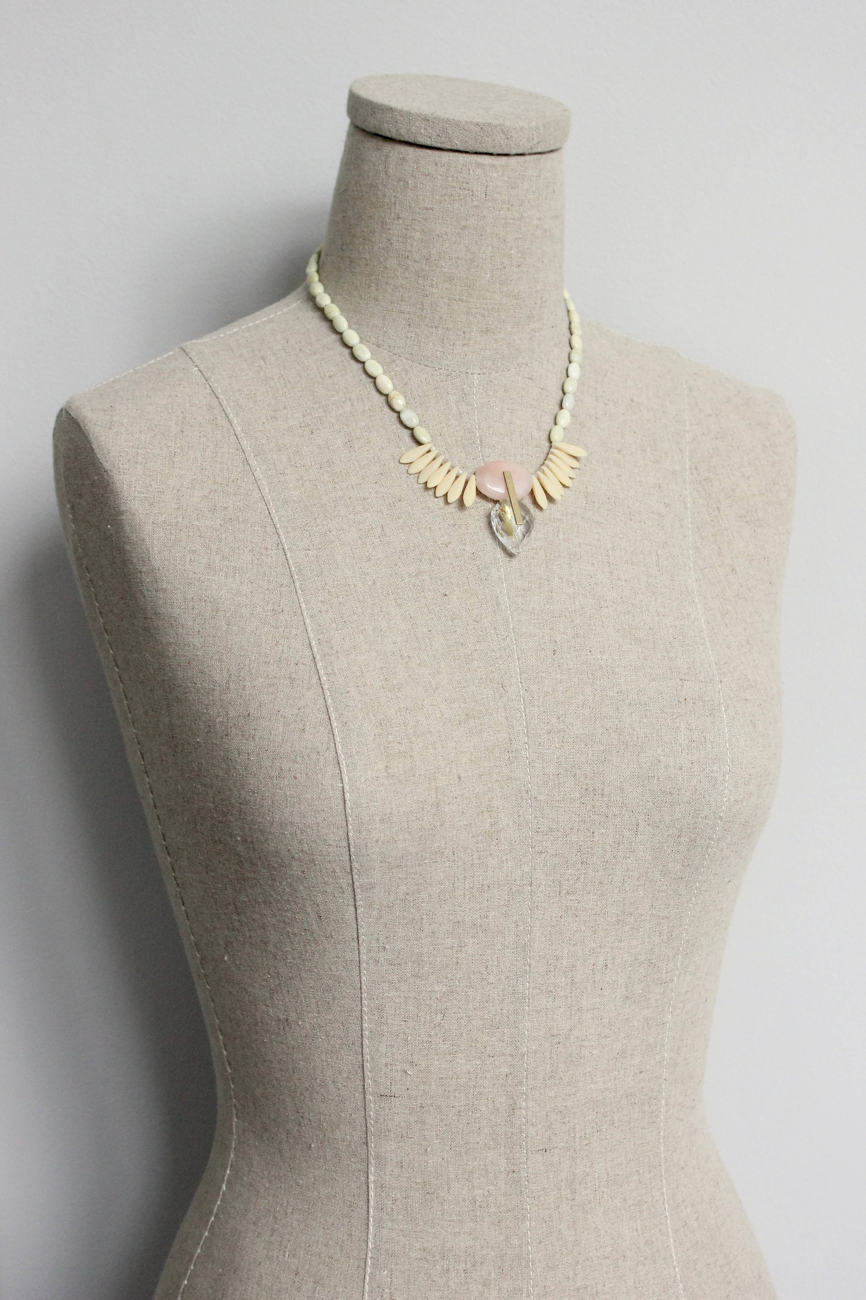 ISL116 Serpentine, peach jade, and glass Artdeco necklace