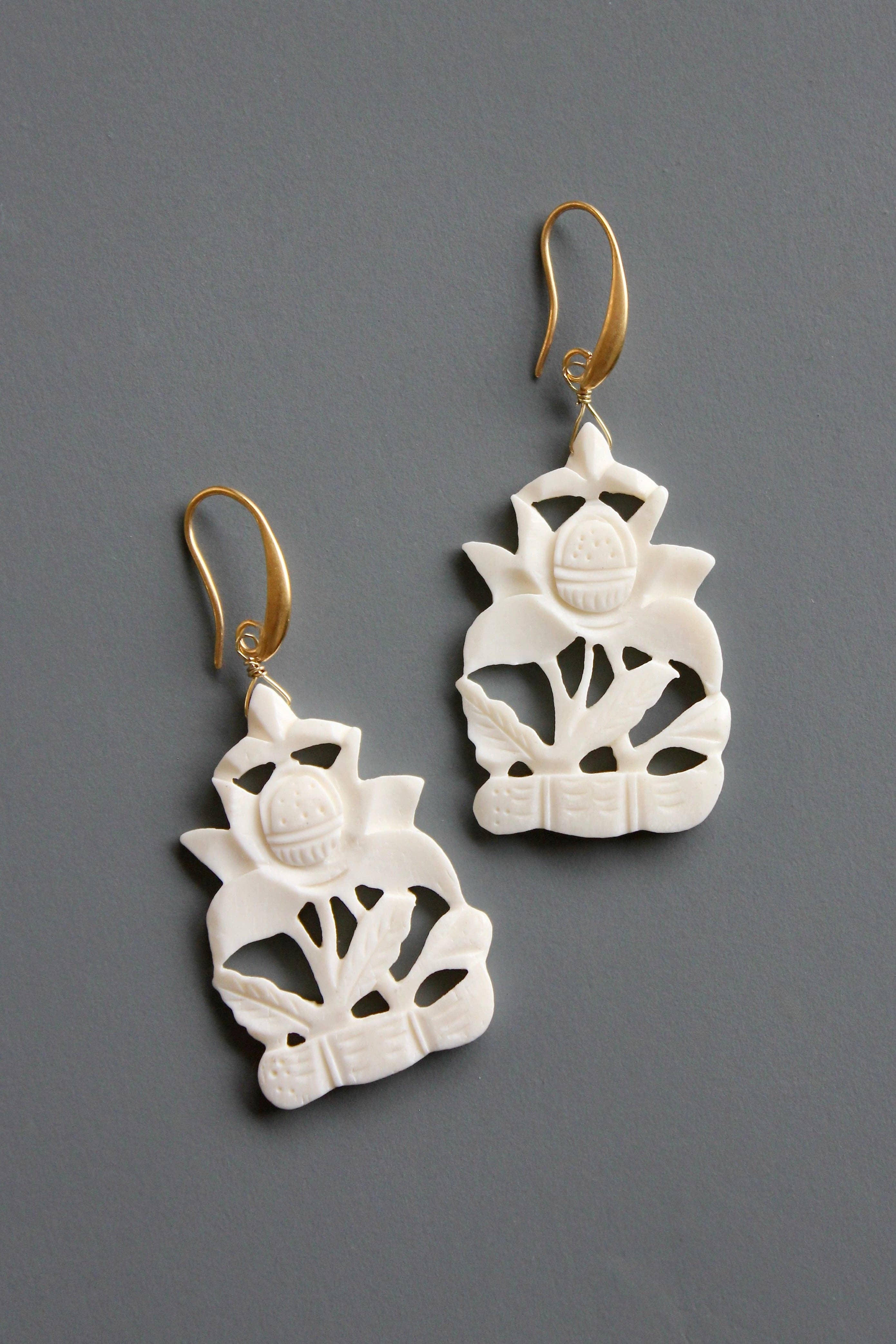 MLNE30 Carved white earrings