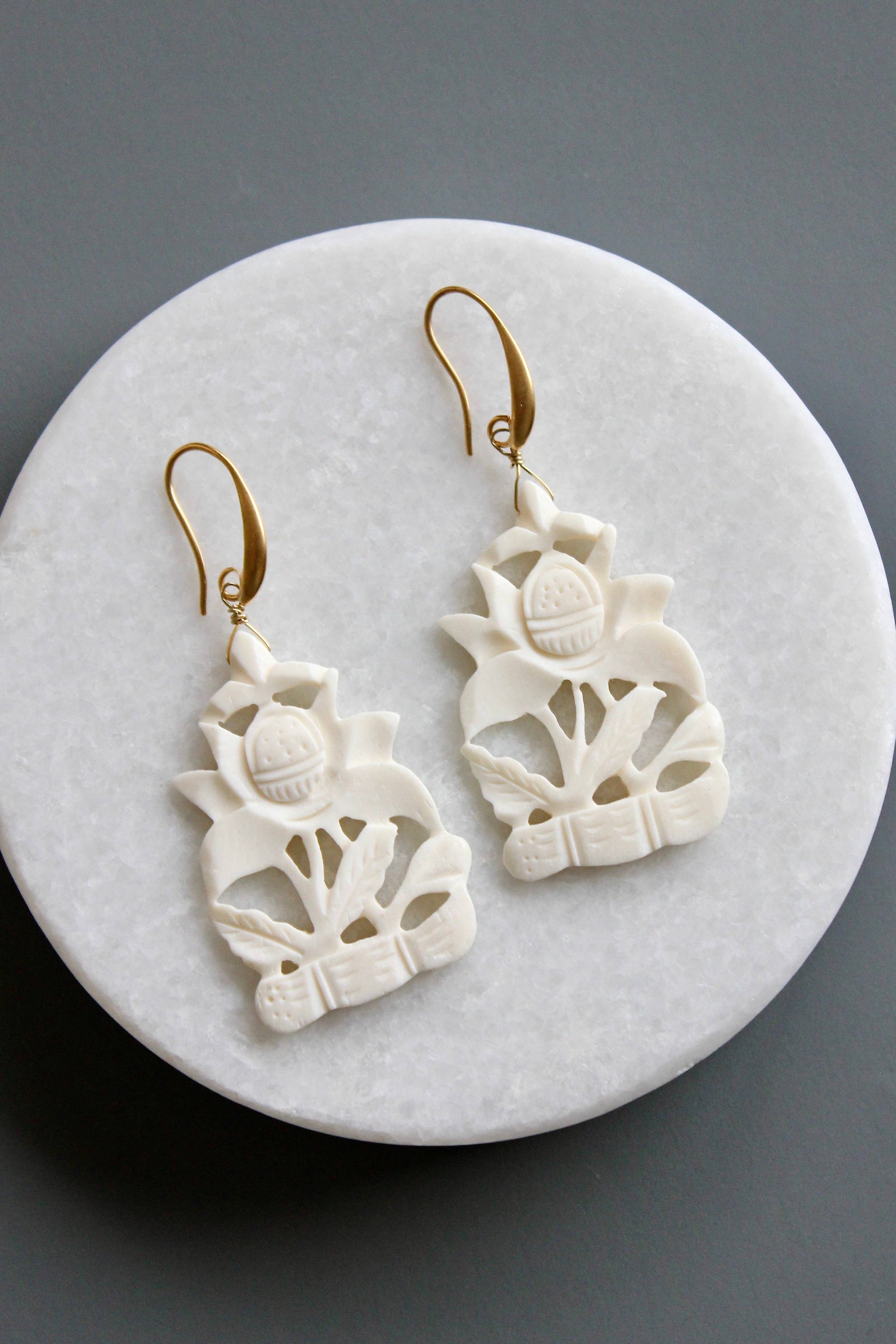 MLNE30 Carved white earrings