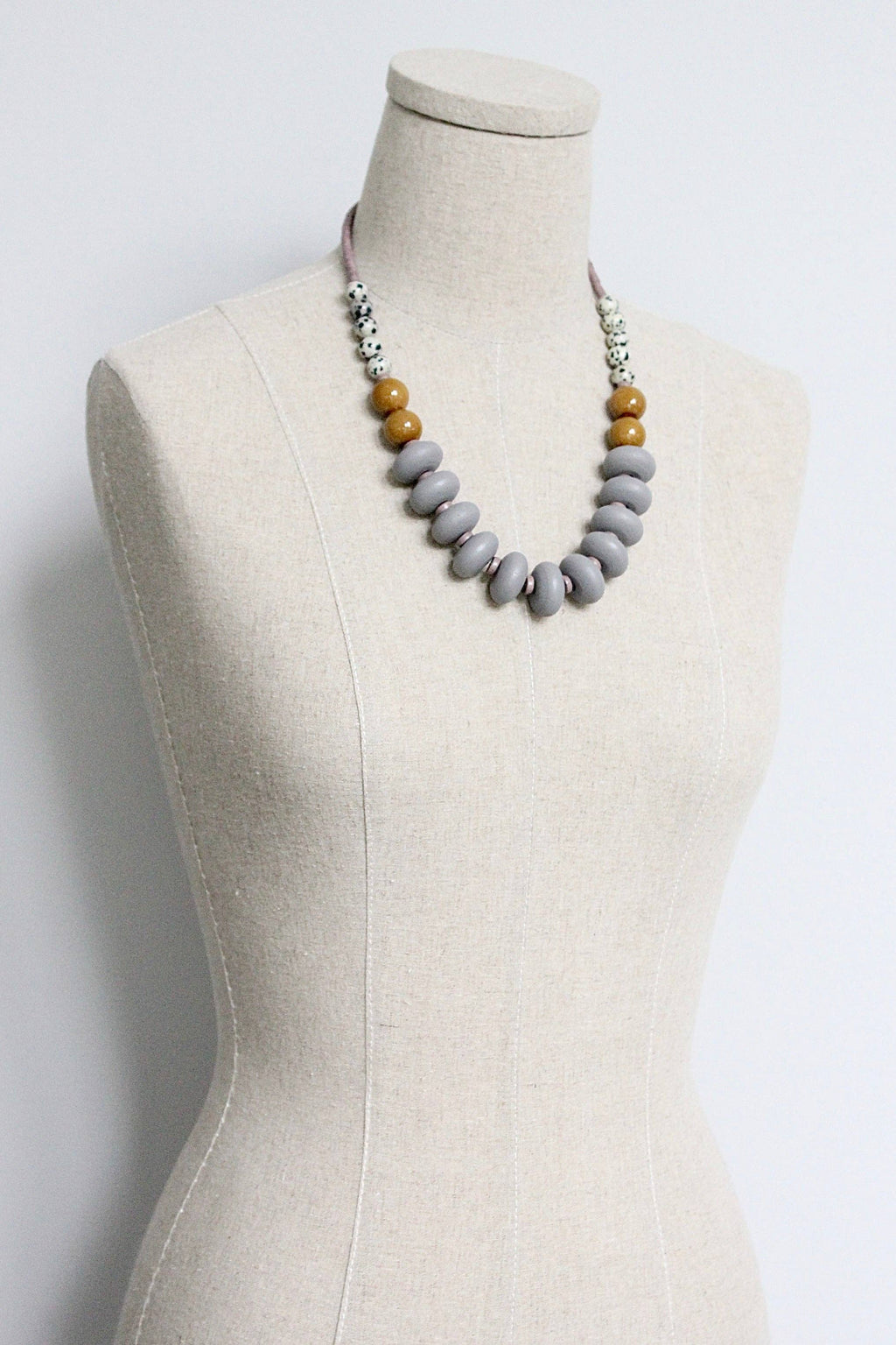 HYL3020 Wood and dalmatian jasper necklace