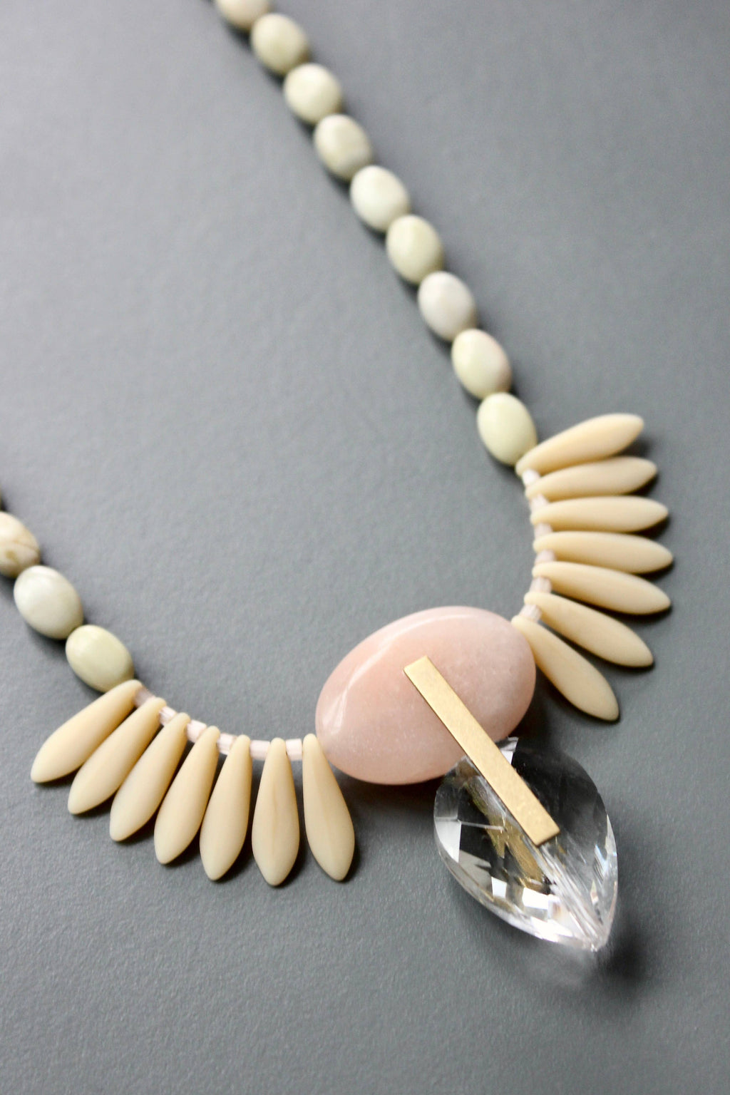 ISL116 Serpentine, peach jade, and glass Artdeco necklace